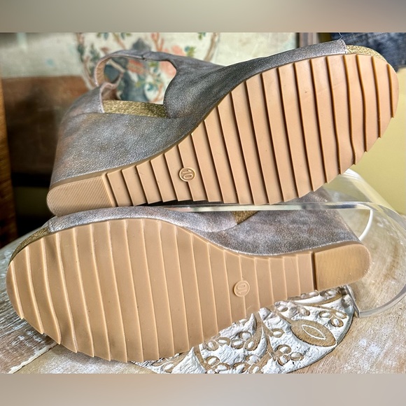 EUC Boutique by Corky’s “Sunburst” Metallic PeepToe Leather Wedge Bootie Size 10 - Picture 11 of 13